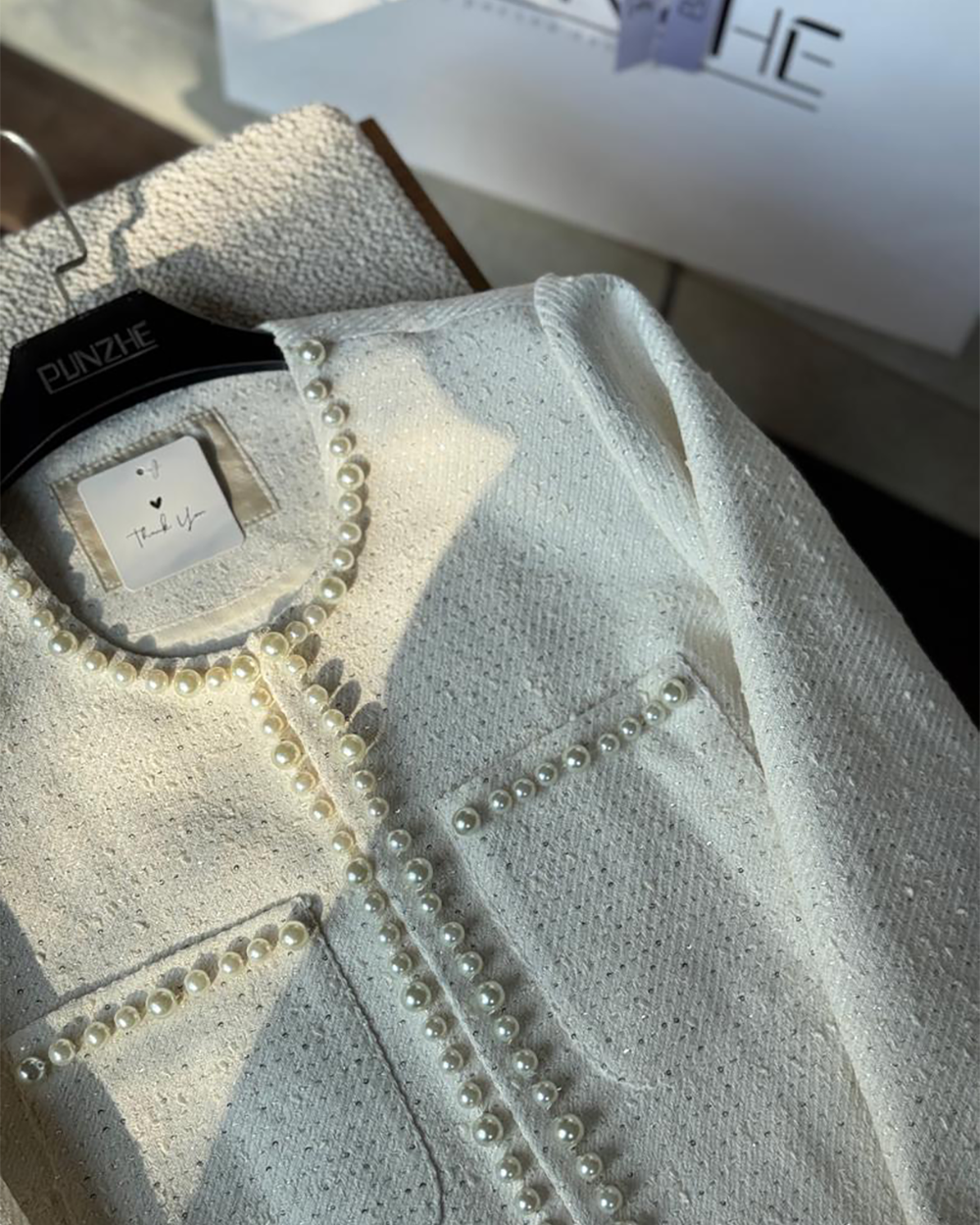 کت شنل سفید تک