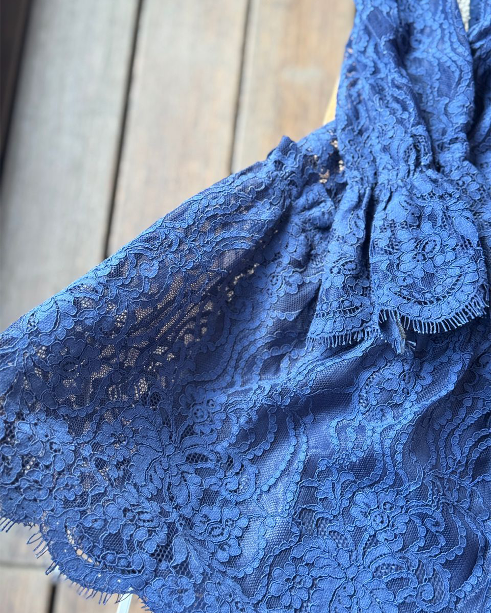 پیراهن دانتل ابی شنتیه